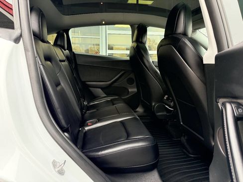 Used 2022 Tesla Model Y Long Range image 33