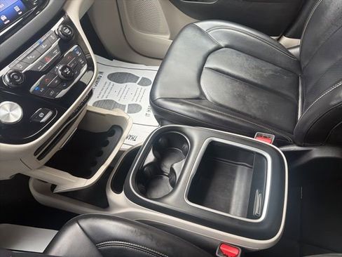 Used 2023 Chrysler Pacifica Touring-L image 20