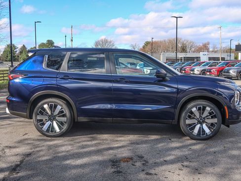 New 2026 Mitsubishi Outlander SE image 9