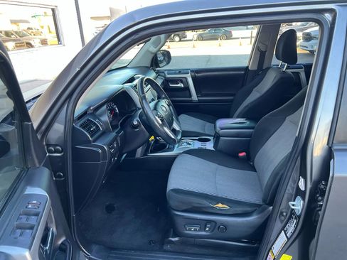 Used 2017 Toyota 4Runner SR5 AWD/4WD image 15
