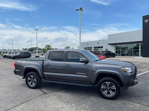 Used 2017 Toyota Tacoma TRD Sport w/ Tow Package (A/T) AWD/4WD image 1