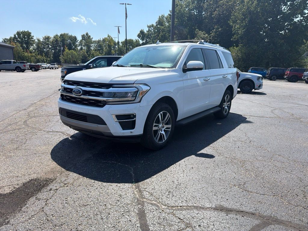 Used 2024 Ford Expedition Limited AWD/4WD image 2
