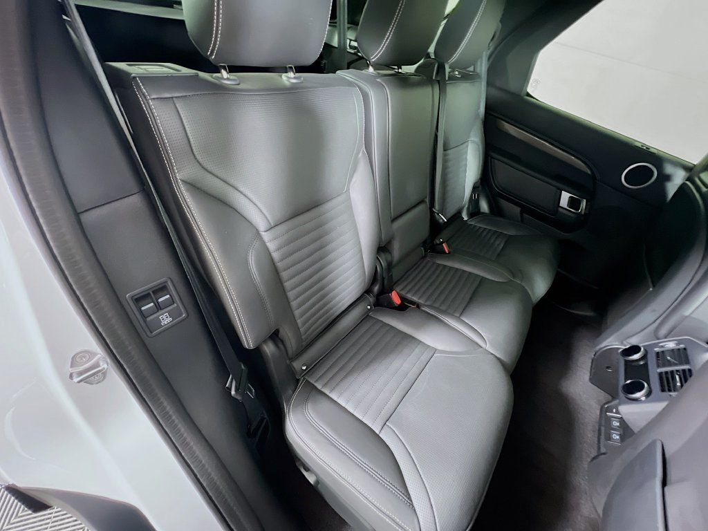 Certified 2025 Land Rover Discovery Metropolitan Edition AWD/4WD image 29