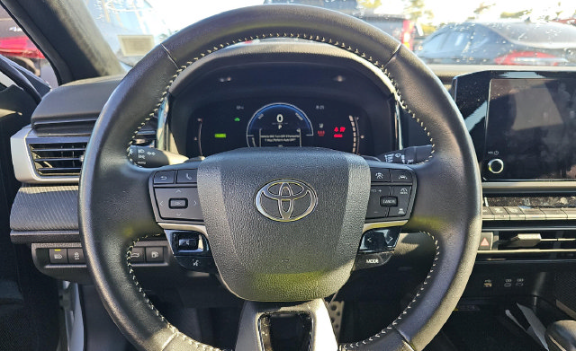 Used 2025 Toyota Camry SE FWD image 6