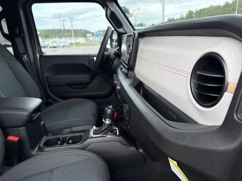 New 2025 Jeep Gladiator Willys image 39