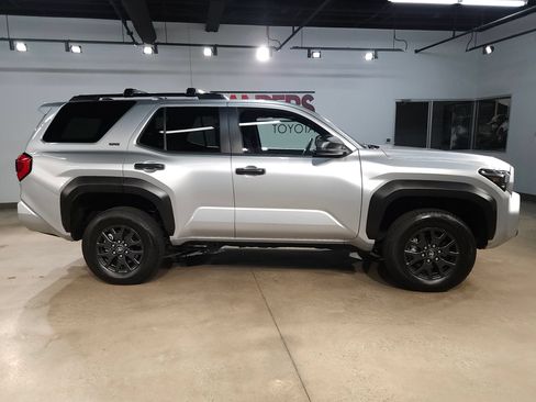 Used 2025 Toyota 4Runner SR5 AWD/4WD image 8