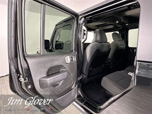 Used 2024 Jeep Gladiator Rubicon w/ Technology Group image 13