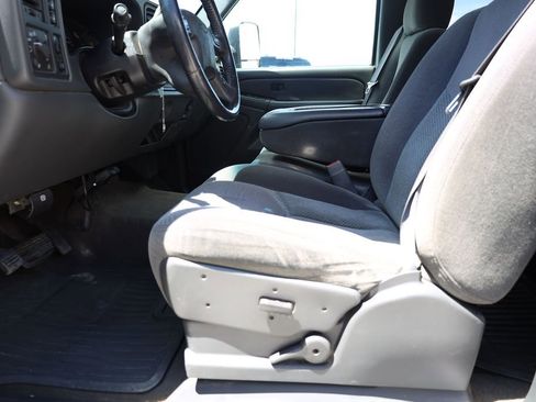 Used 2007 Chevrolet Silverado 2500 LT w/ Heavy-Duty Power Package AWD/4WD image 11