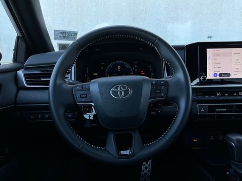 Used 2025 Toyota Camry SE image 32