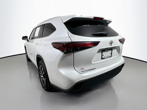 Used 2024 Toyota Highlander XLE FWD image 8