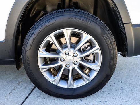 Used 2021 Jeep Cherokee Latitude Lux w/ Sun & Sound Group image 22