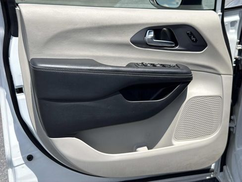 Used 2023 Chrysler Pacifica Touring-L FWD image 23