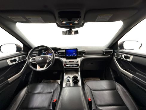 Used 2022 Ford Explorer XLT w/ Equipment Group 202A image 18