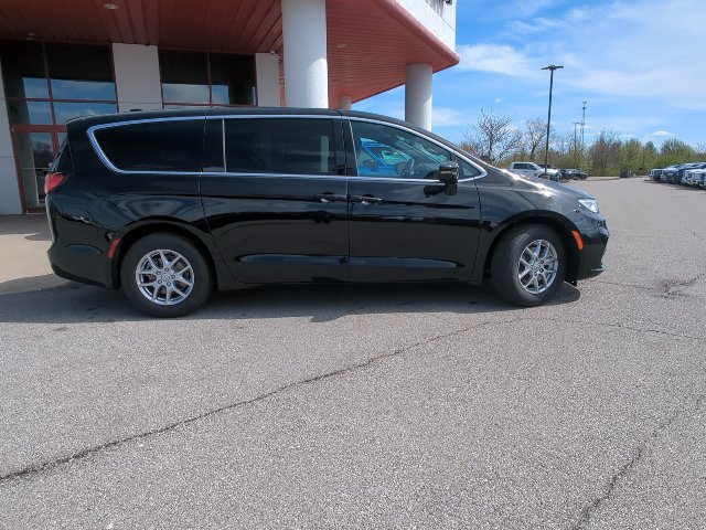 New 2026 Chrysler Pacifica Select FWD image 30
