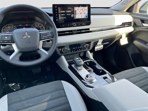 New 2025 Mitsubishi Outlander SE image 23