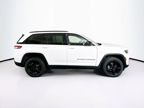 Used 2023 Jeep Grand Cherokee Altitude image 10