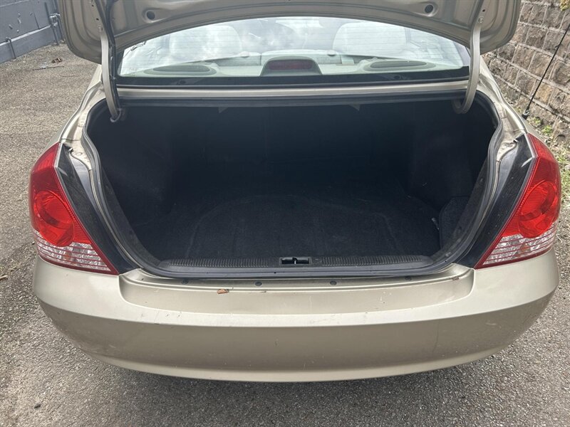 Used 2005 Hyundai Elantra GLS FWD image 15