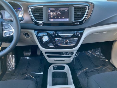 Used 2023 Chrysler Voyager LX FWD image 11