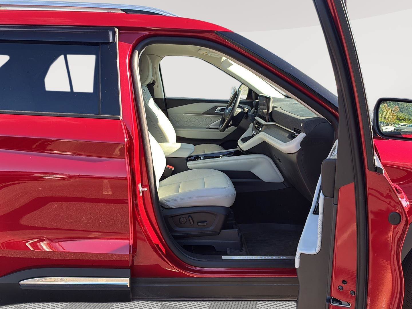 Used 2025 Ford Explorer Platinum w/ LUX Leather Package AWD/4WD image 11