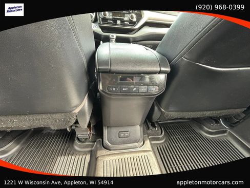 Used 2022 Toyota Highlander XLE AWD/4WD image 35