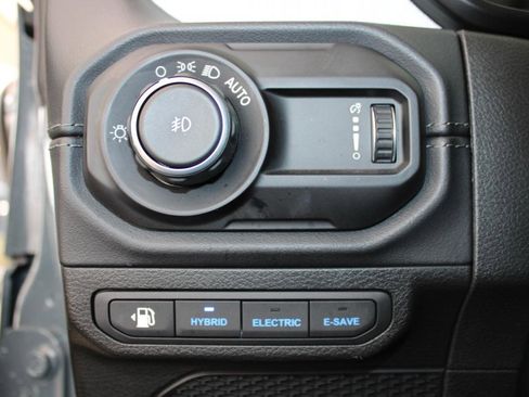 Used 2025 Jeep Wrangler Sahara image 24