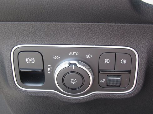 New 2025 Mercedes-Benz GLB 250 4MATIC image 36