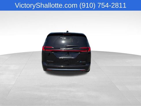 Used 2025 Chrysler Pacifica Select image 7