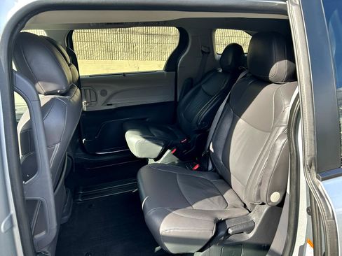 Used 2022 Toyota Sienna LE image 12