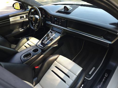 Used 2020 Porsche Panamera 4S image 32