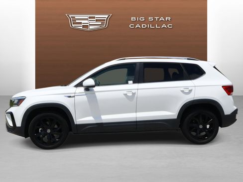 Used 2023 Volkswagen Taos SE w/ Panoramic Sunroof Package FWD image 2