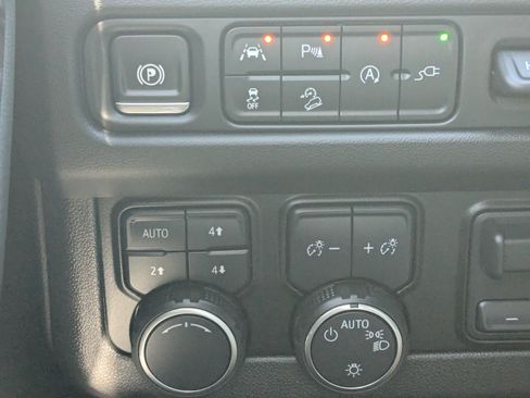 Used 2021 Chevrolet Tahoe Premier w/ Premium Package image 22