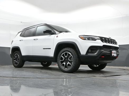 Used 2025 Jeep Compass Trailhawk AWD/4WD image 42