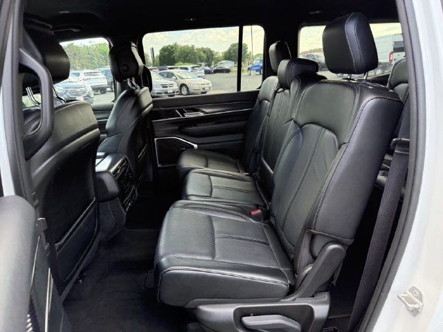 Used 2024 Jeep Wagoneer Series II w/ Flexible Seating Group AWD/4WD image 13