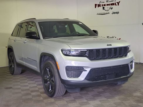 Used 2024 Jeep Grand Cherokee Altitude AWD/4WD image 2