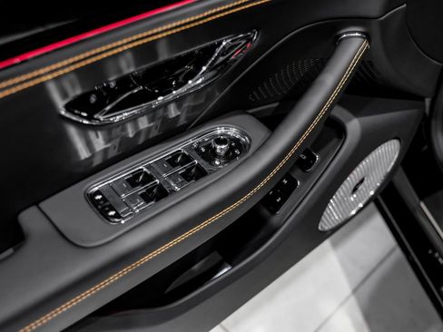 Used 2024 Bentley Flying Spur V8 image 43