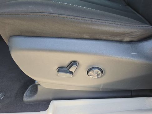 Used 2022 Chrysler Voyager LX FWD image 16
