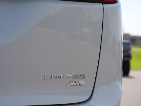 Used 2021 Chrysler Pacifica Limited AWD/4WD image 10