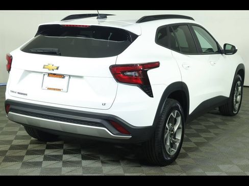Used 2025 Chevrolet Trax LT w/ LT Convenience Package FWD image 22