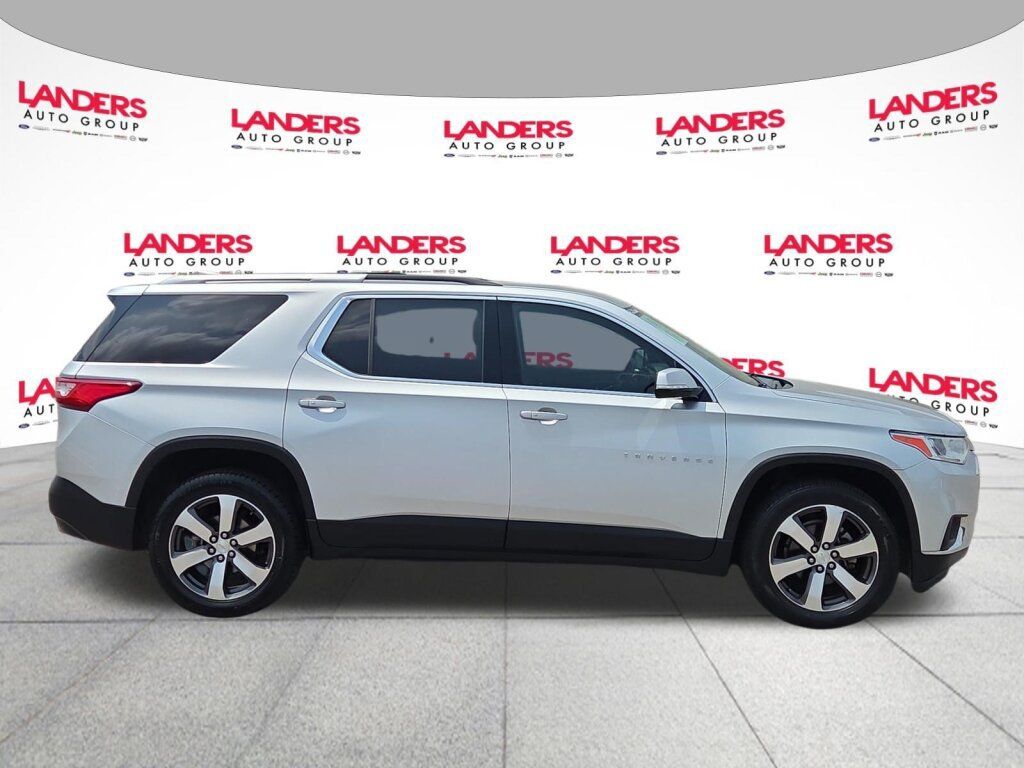 Used 2018 Chevrolet Traverse LT FWD image 2
