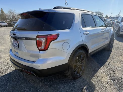 Used 2017 Ford Explorer XLT w/ Equipment Group 202A image 5