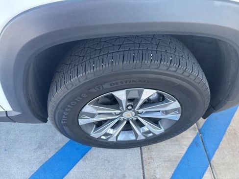 Used 2025 Chevrolet Equinox LT w/ Safety and Technology Package image 13