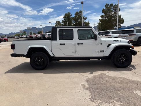 Certified 2022 Jeep Gladiator Sport AWD/4WD image 4
