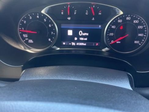 Used 2024 GMC Terrain SLE w/ Driver Convenience Package FWD image 4