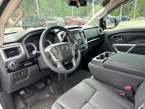 Used 2019 Nissan Titan SV image 6
