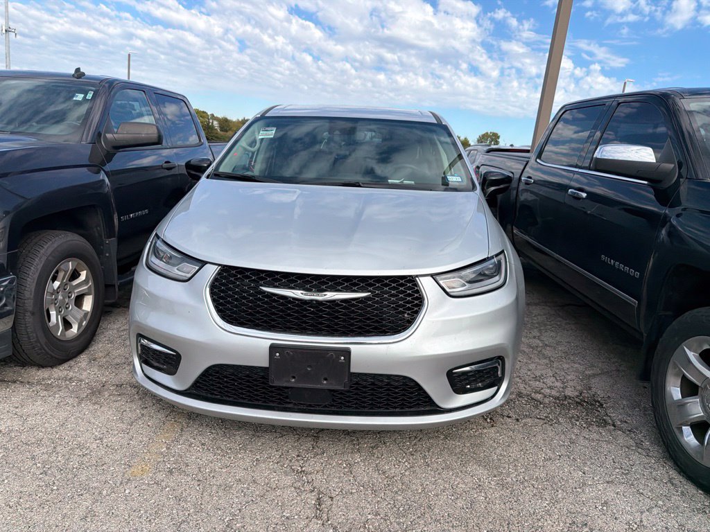 Used 2024 Chrysler Pacifica Touring-L FWD image 2