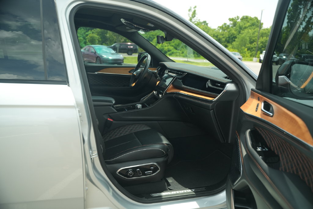 Used 2023 Jeep Grand Cherokee Summit AWD/4WD image 23