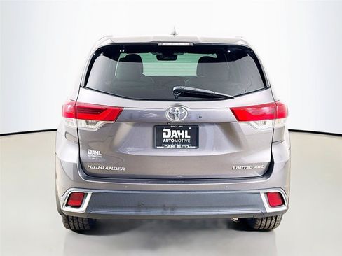 Used 2018 Toyota Highlander Limited w/ Carpet Mat Package (TMS) AWD/4WD image 12
