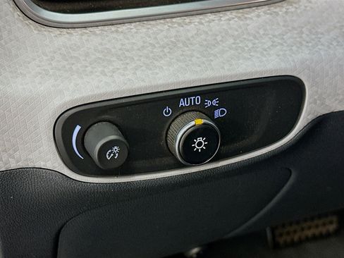 Used 2019 Chevrolet Bolt Premier w/ Infotainment Package image 17