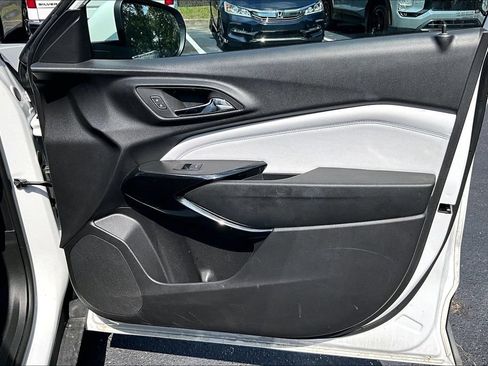 Used 2025 Chevrolet Trax LT FWD image 27