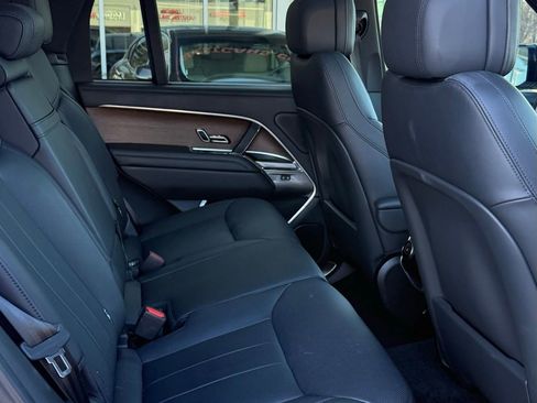 Used 2025 Land Rover Range Rover SE image 18